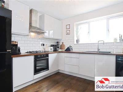 L  SHAPED  FITTED KITCHEN / DINING ROOM